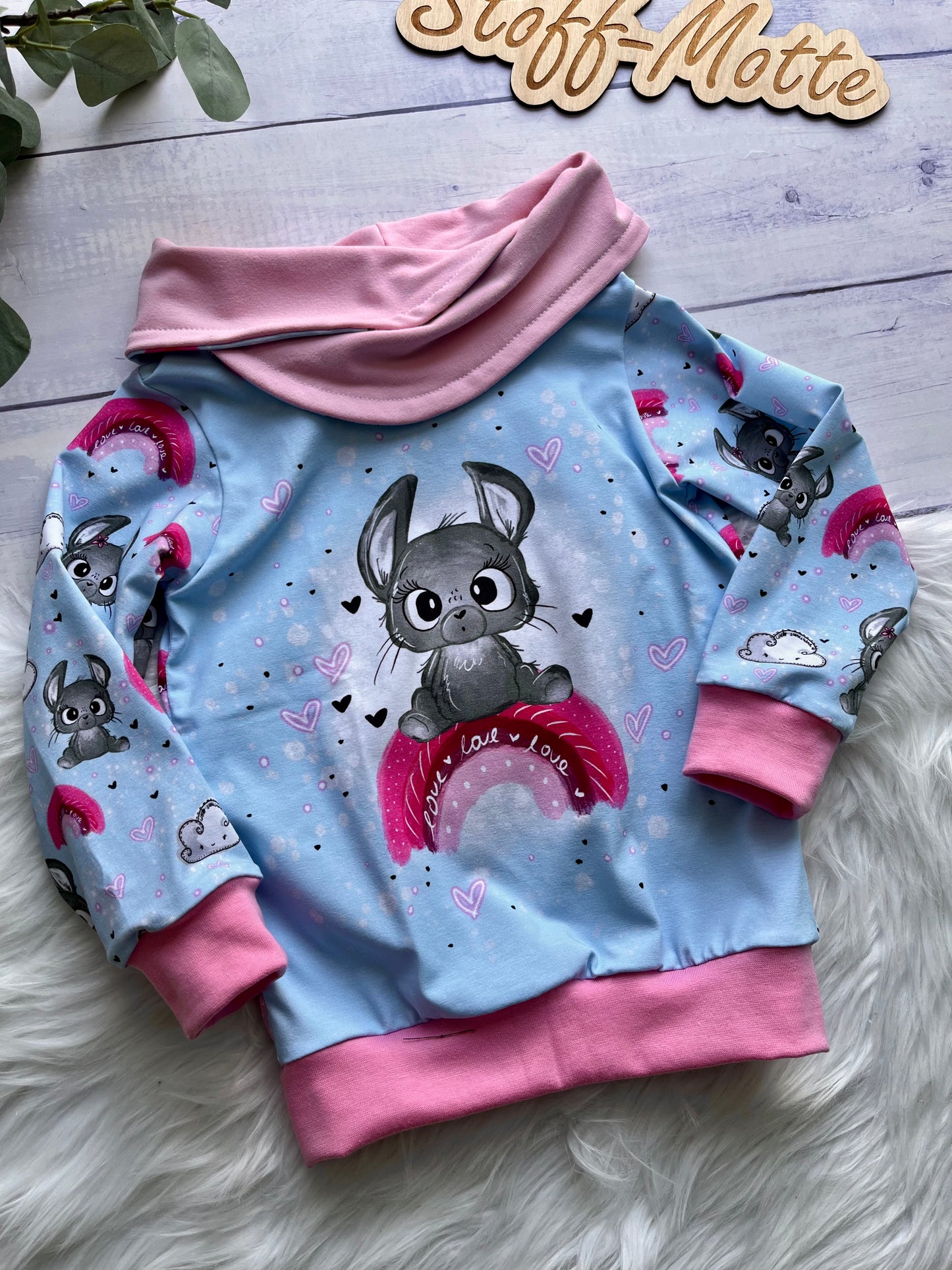WICKELKRAGENHOODIE Regenbogenhase Gr.104
